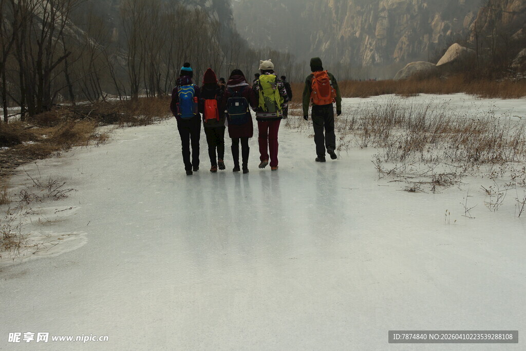 徒步者在冰雪小道上前行