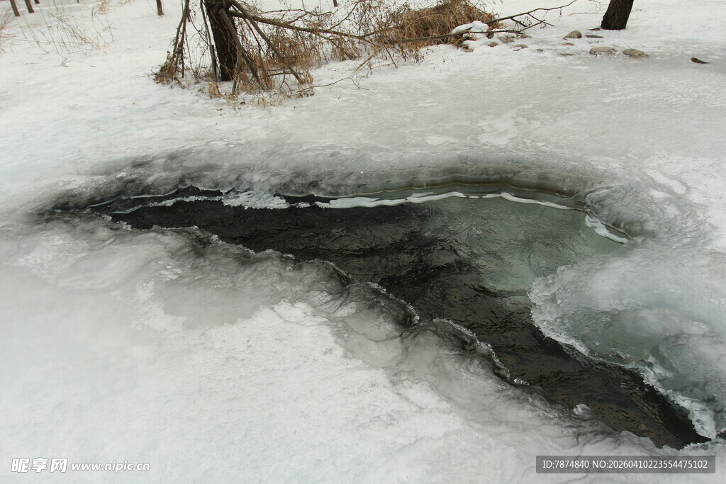 雪地中开裂的冰层