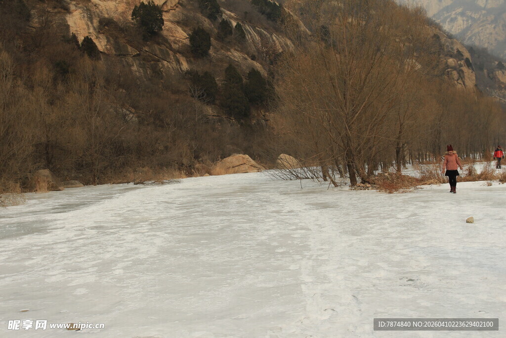冬日雪覆山谷景象