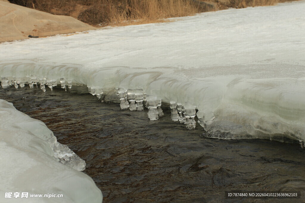 河岸边缘的冰雪景象