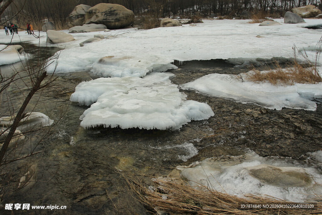 河边残冰景象