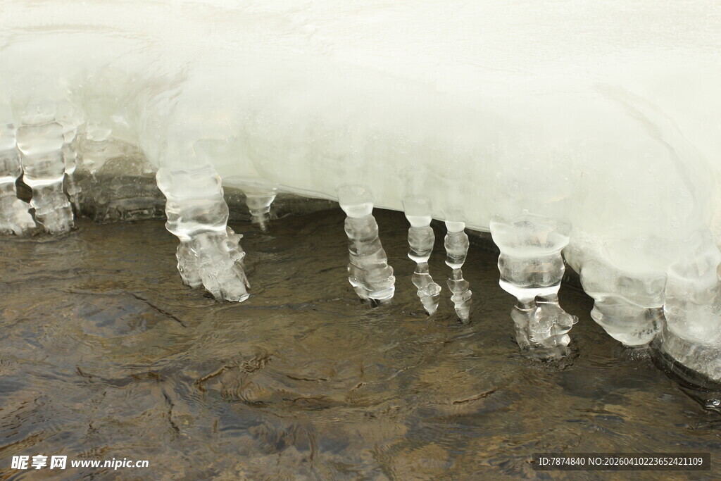 溪边冰柱垂挂的冬日景象