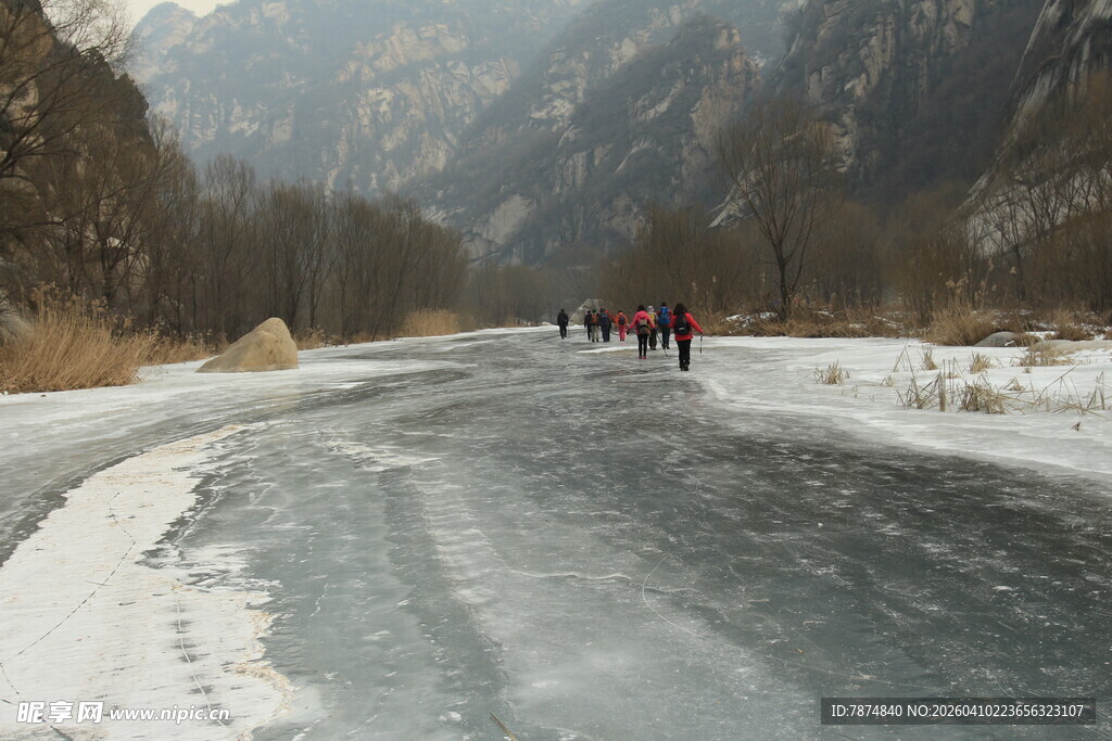 冬日山间冰面徒步景象