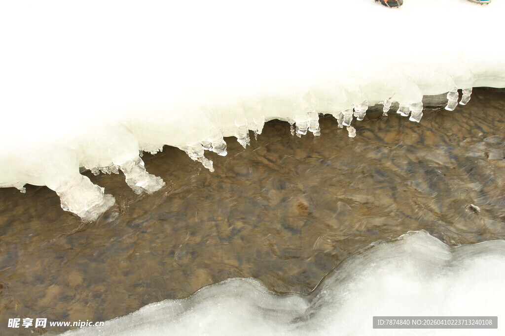 屋檐下的冰柱与积雪