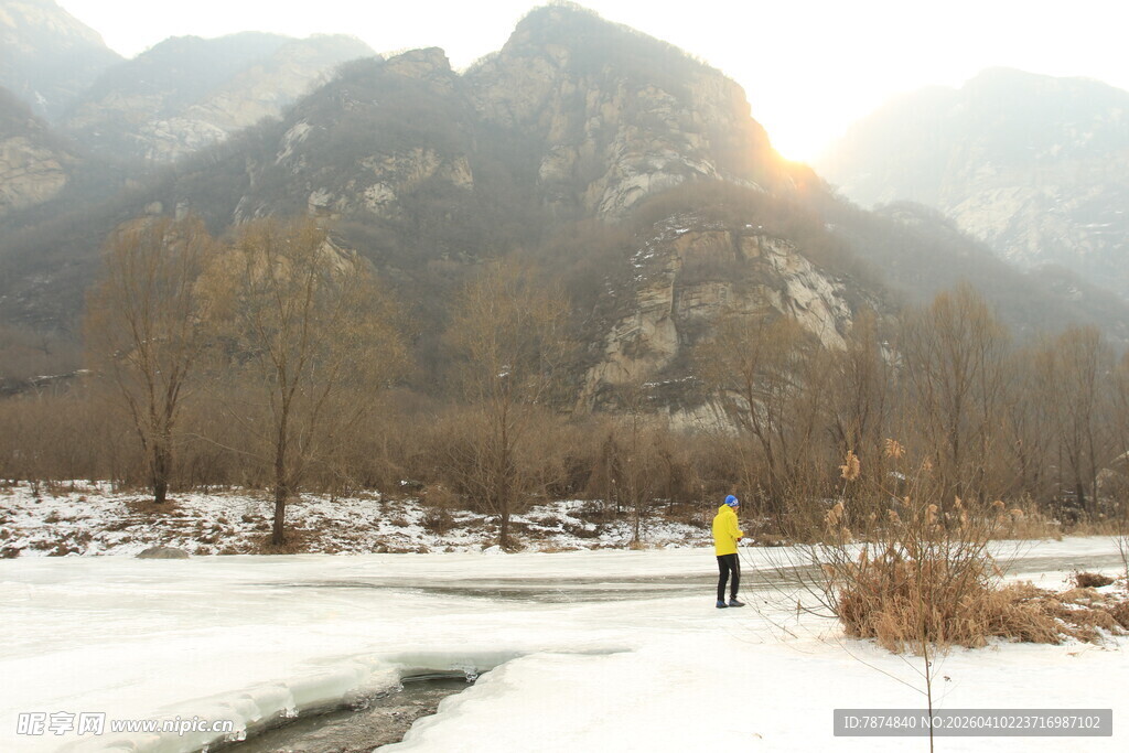 冬日山间独行景