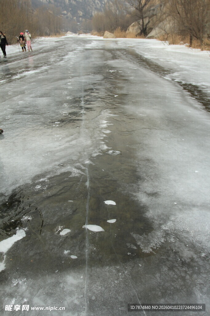 冰封路面 行人踏冰而行
