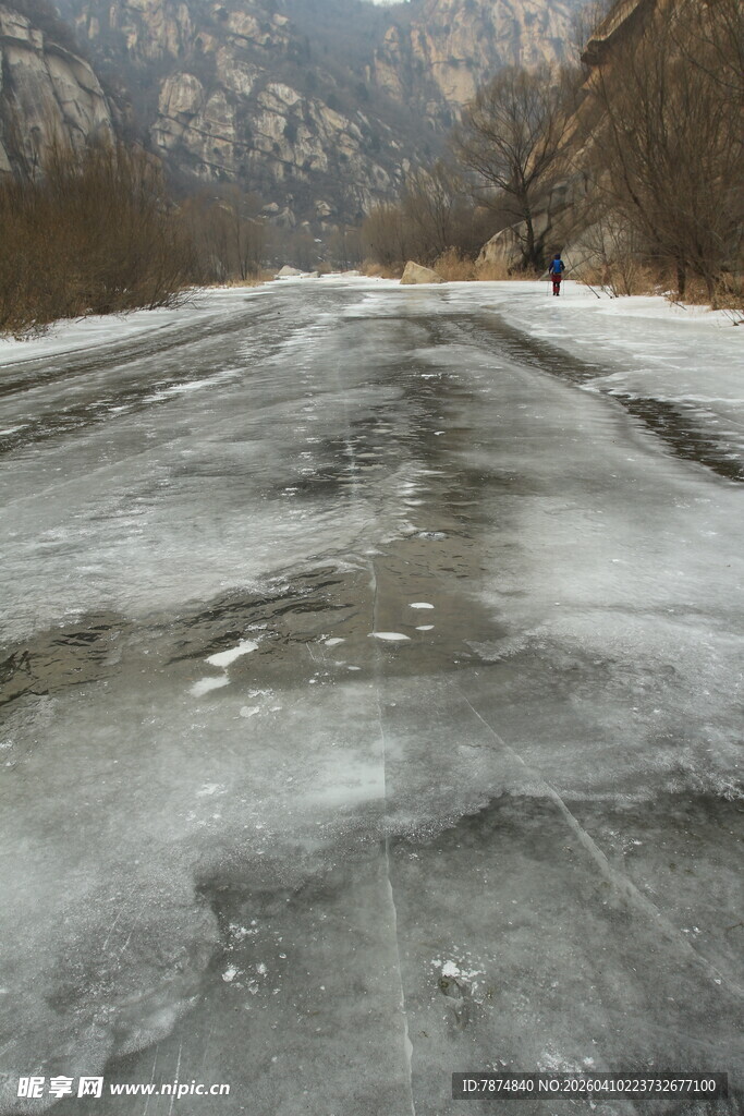 山间结冰的空旷道路