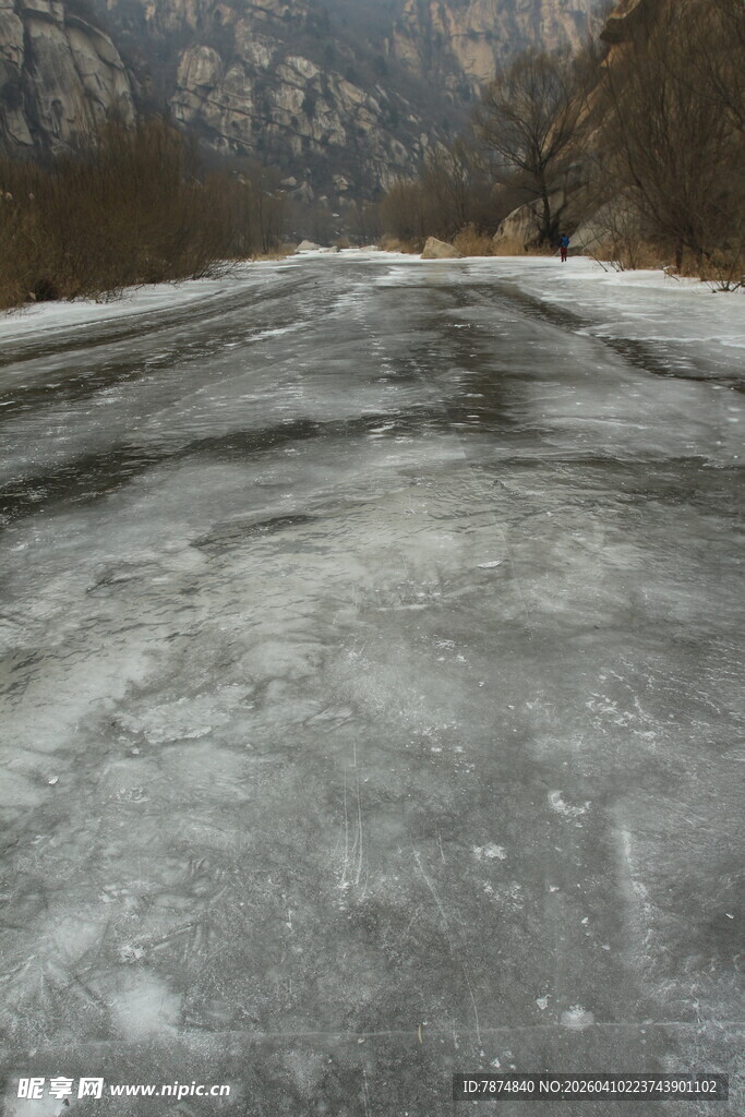 山间结冰的道路景象