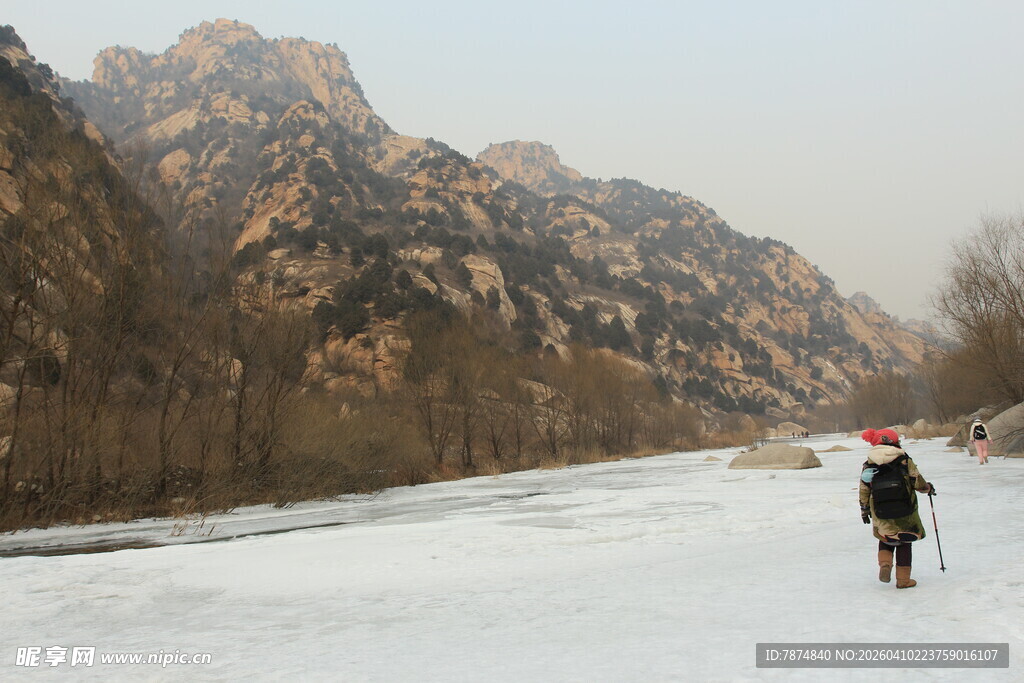 冬日冰河徒步者