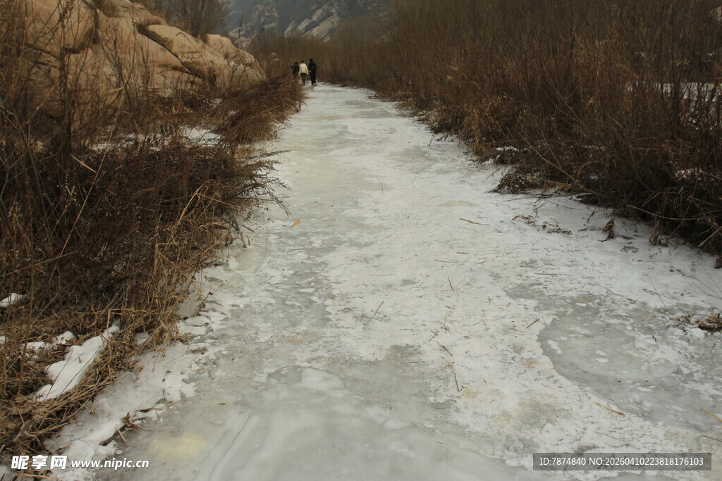 冬日结冰的乡间小道