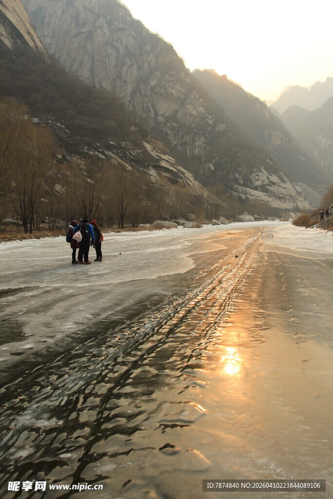 冬日山边冰河徒步景象