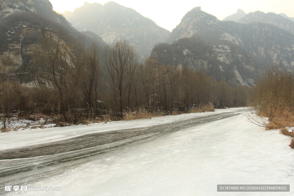 冬日山间雪覆公路美景