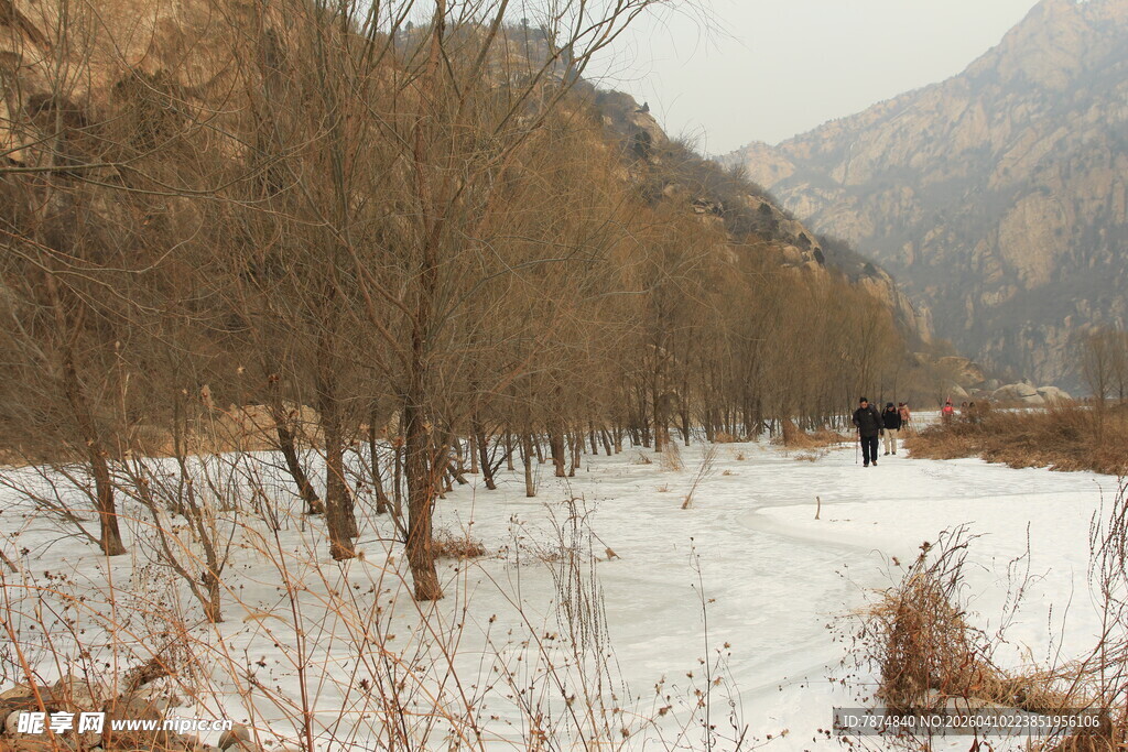 冬日山林雪景中的徒步者