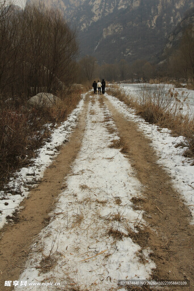 冬日乡间小路徒步景象