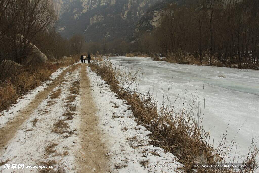 冬日雪覆小路与冰封河岸
