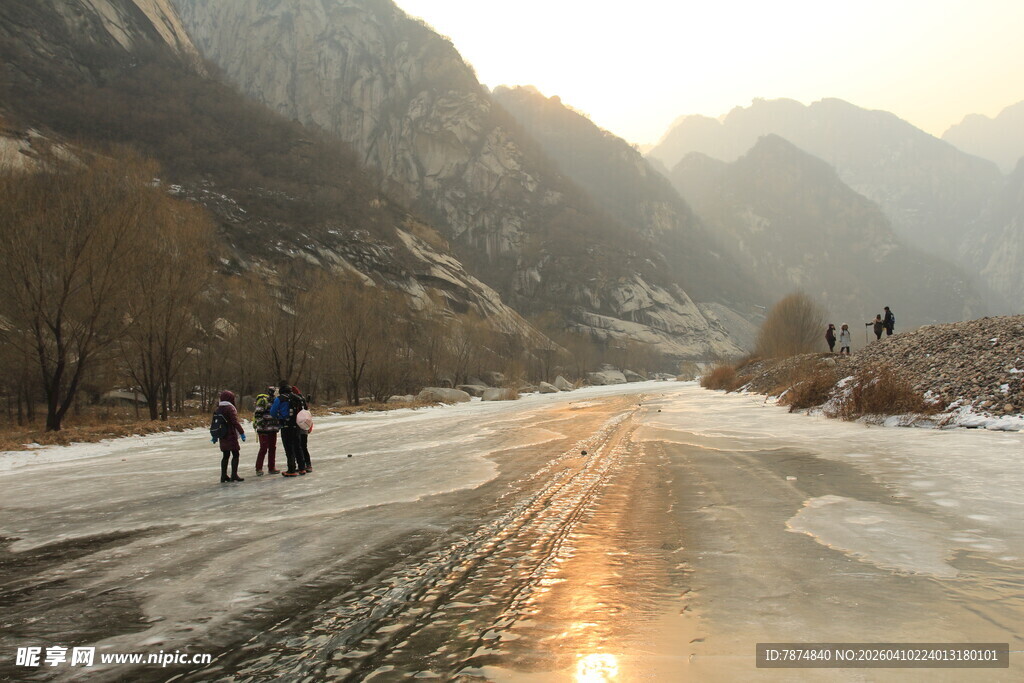 冬日山间冰面徒步景象