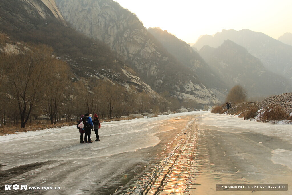 冬日山径上的徒步旅人