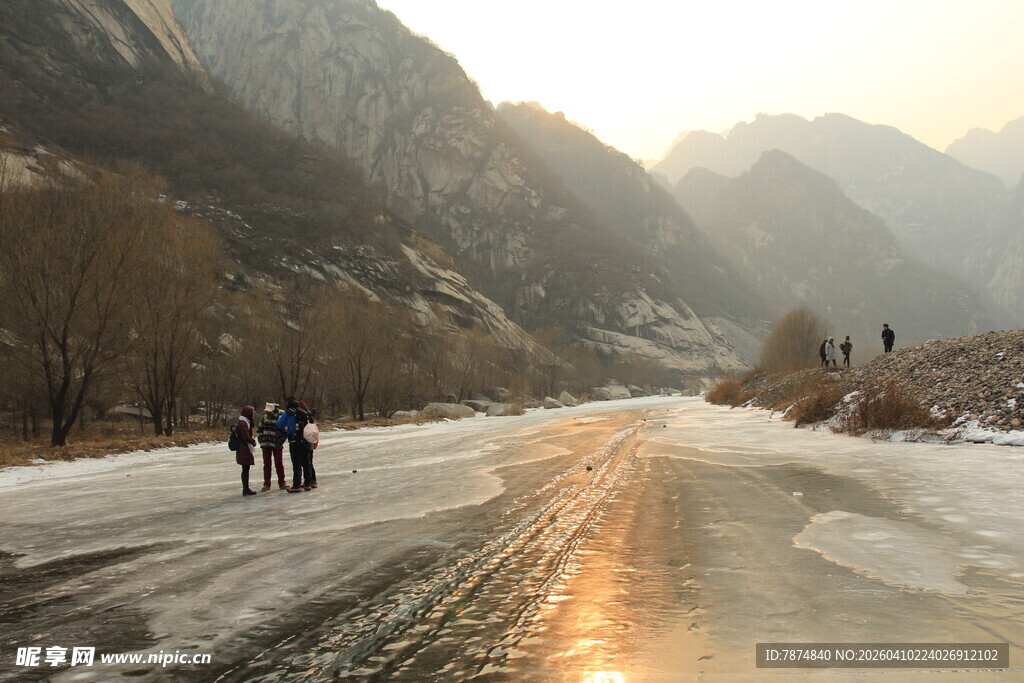 冬日山间骑行者