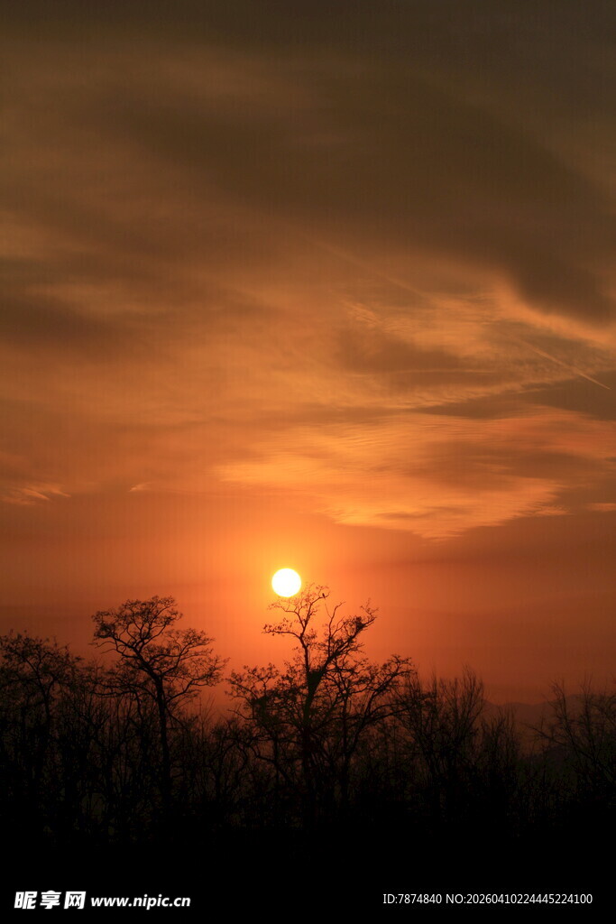 日落时分的绚烂天空