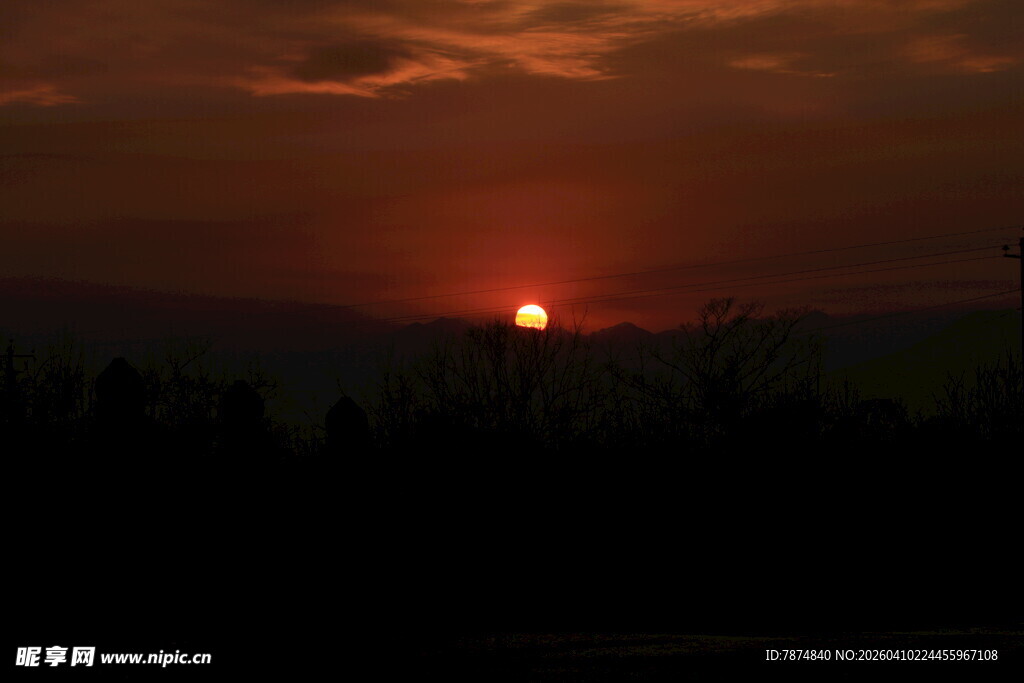 夕阳西下 天际染成红晖