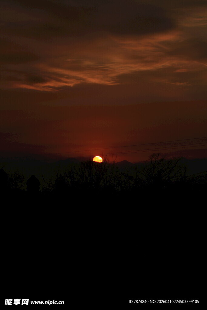 日落时分的天际剪影