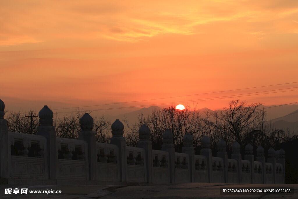夕阳下的墓碑群