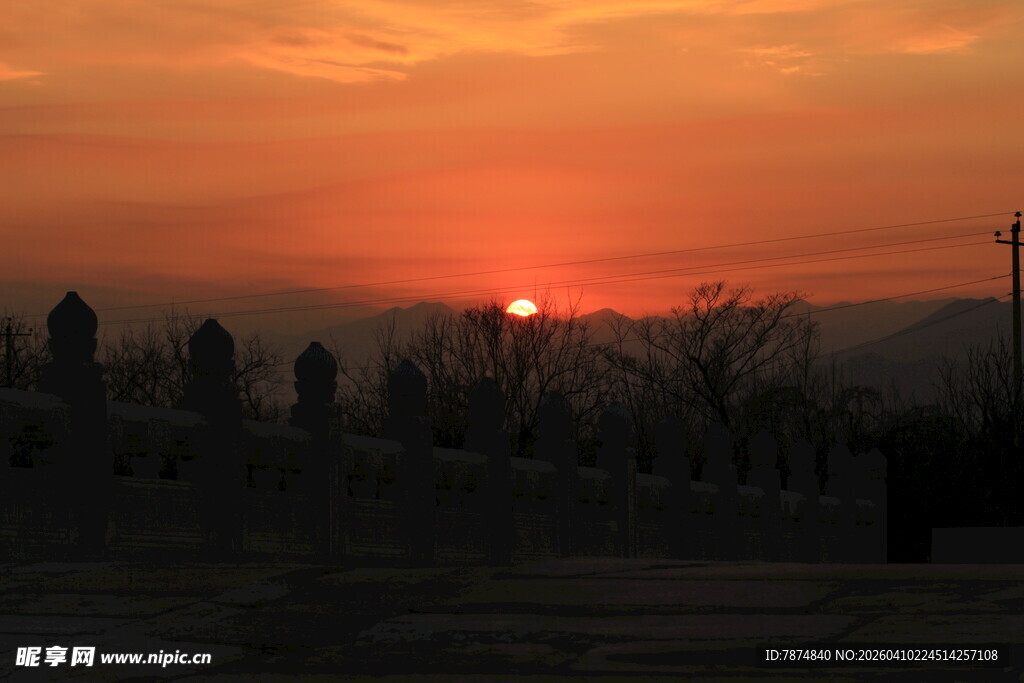 夕阳下的墓地轮廓