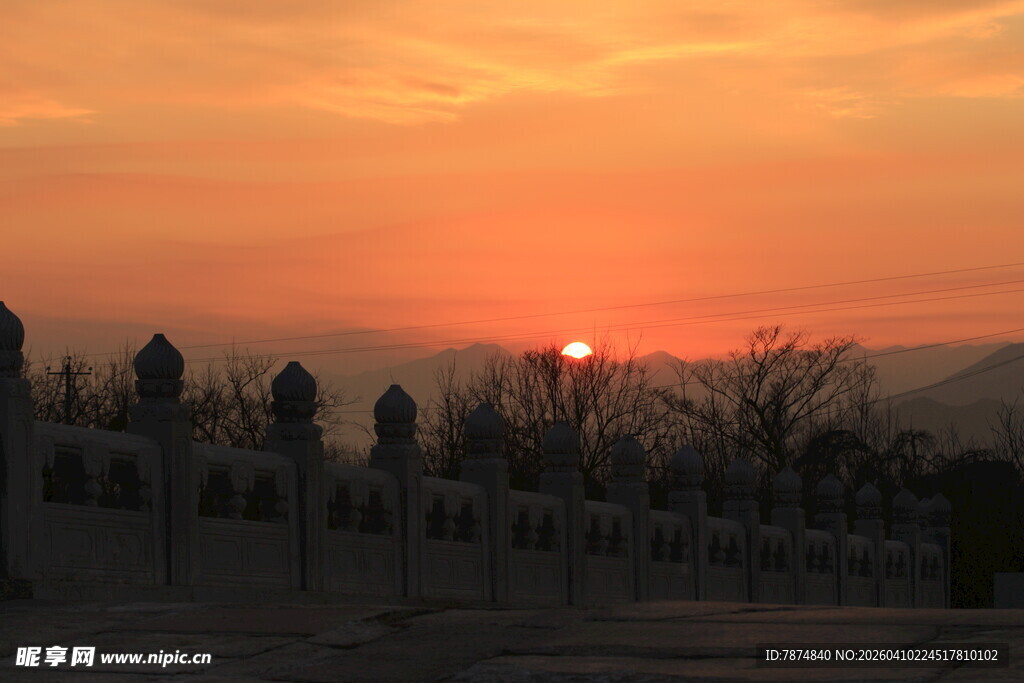 夕阳下的墓地铁轨景观