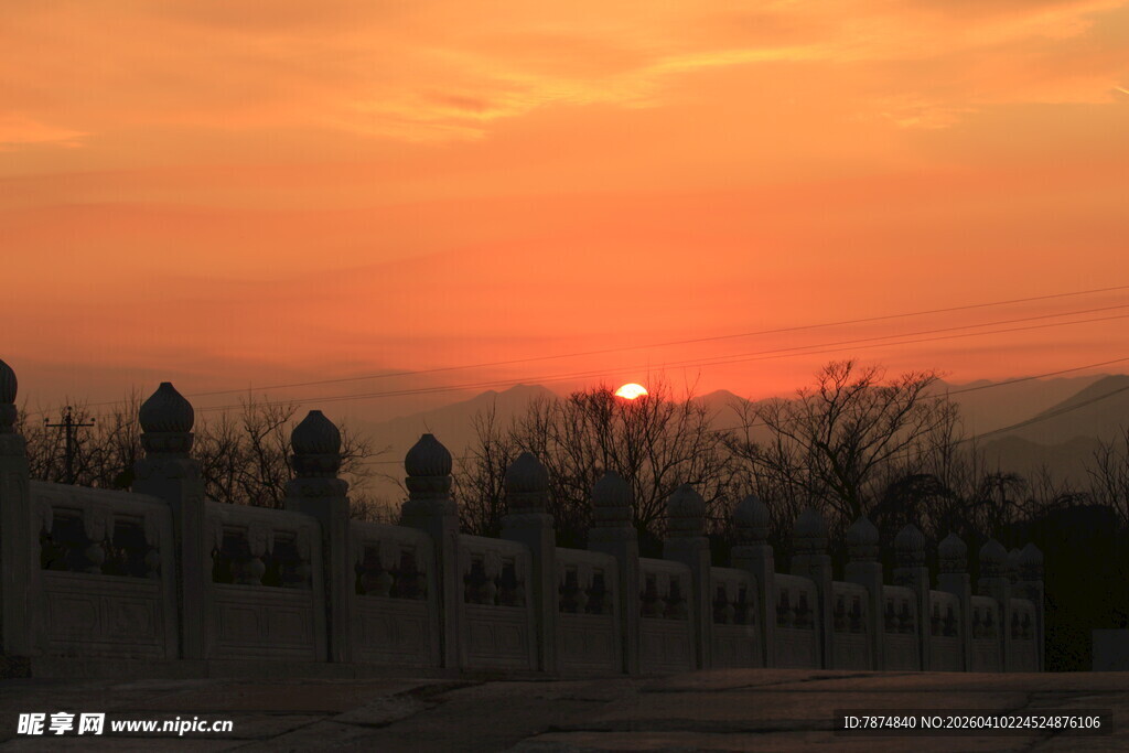 夕阳下的古建筑剪影