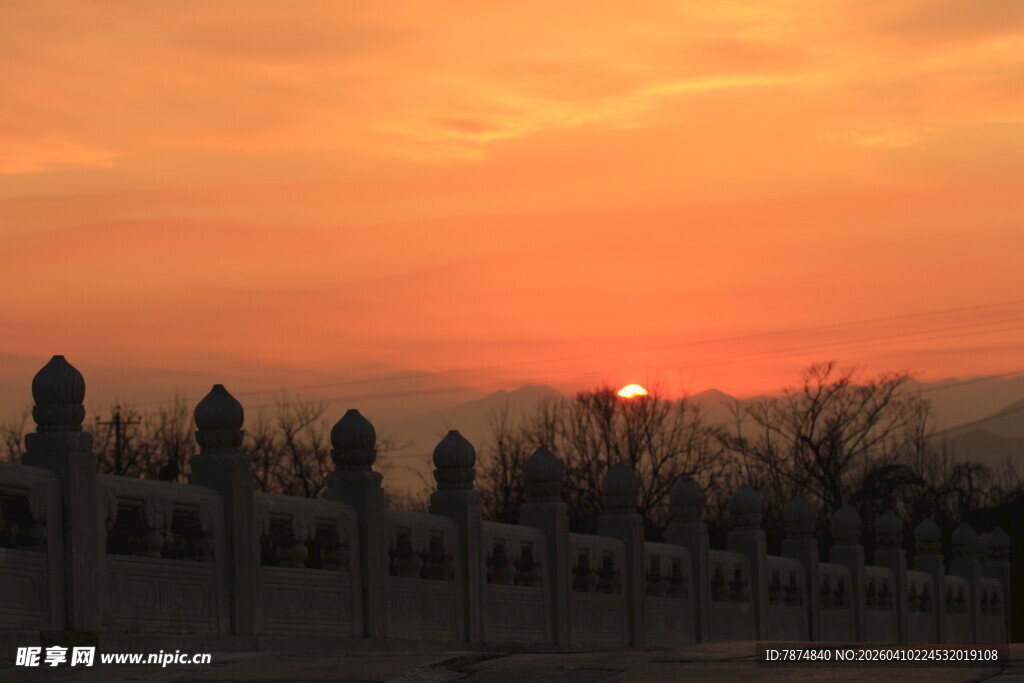 夕阳下的墓碑群