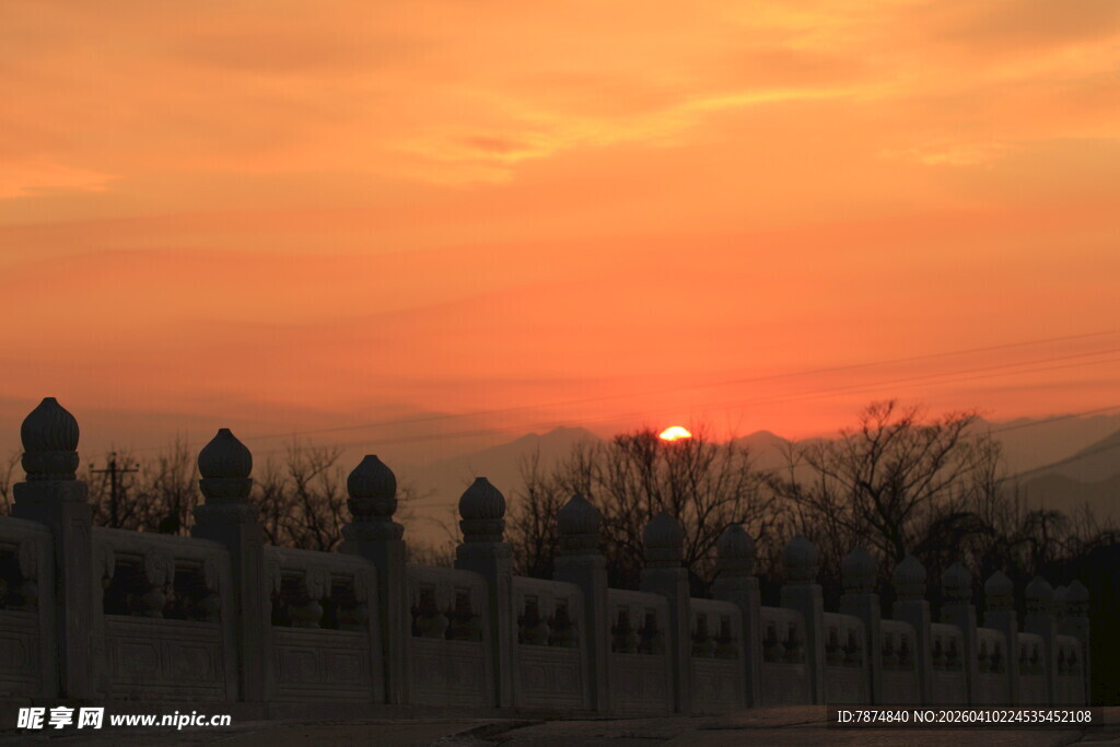 夕阳下的古老石阵景观