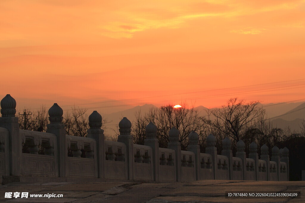 夕阳下的墓碑群景