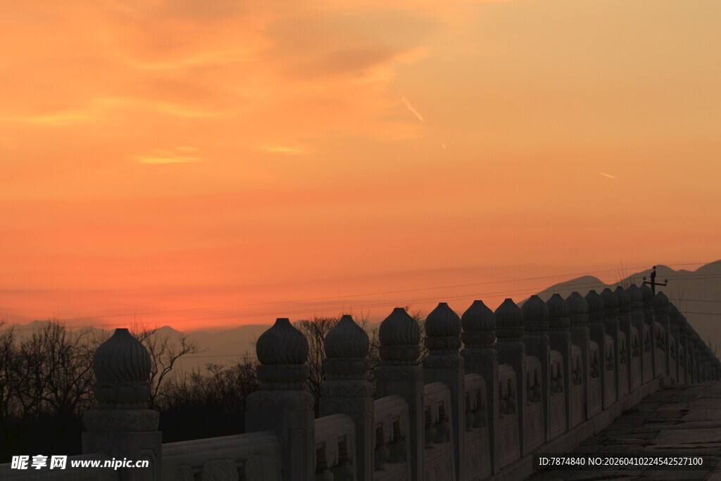 夕阳下的古老城墙美景