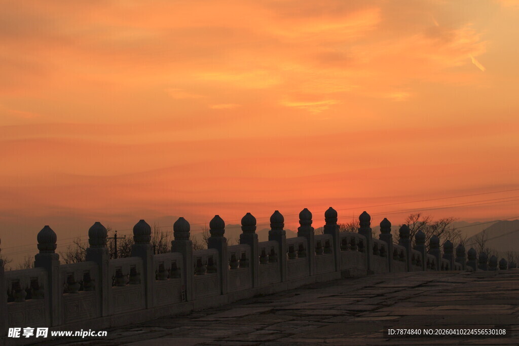 夕阳下的古老城墙剪影