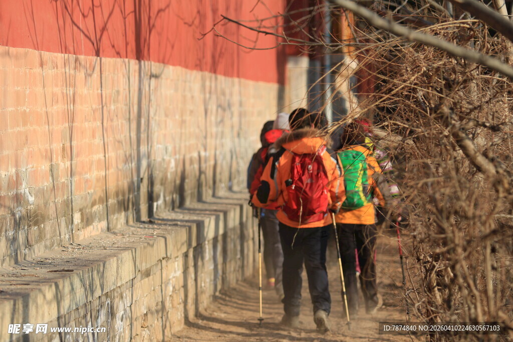 户外徒步旅行者结伴前行