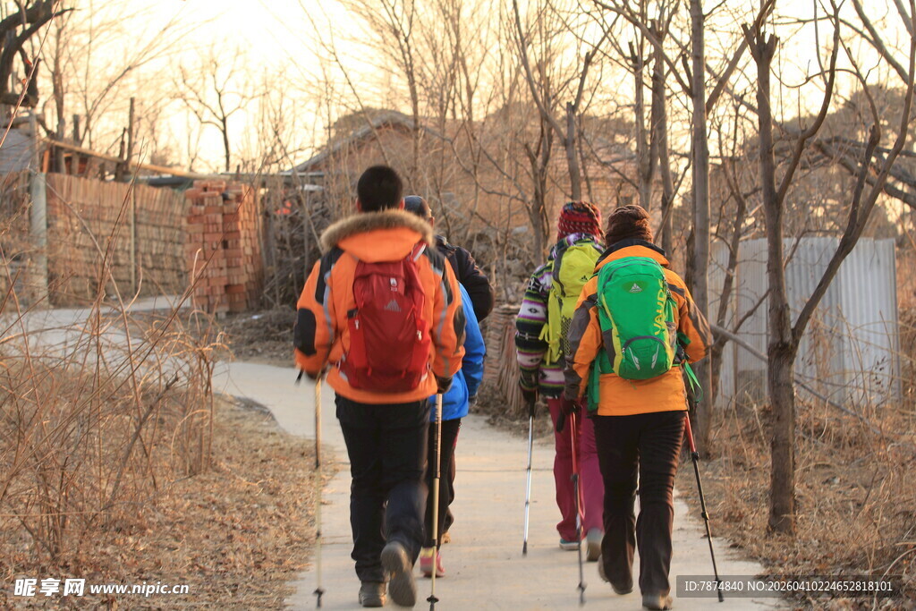 户外徒步者穿行于乡间小道