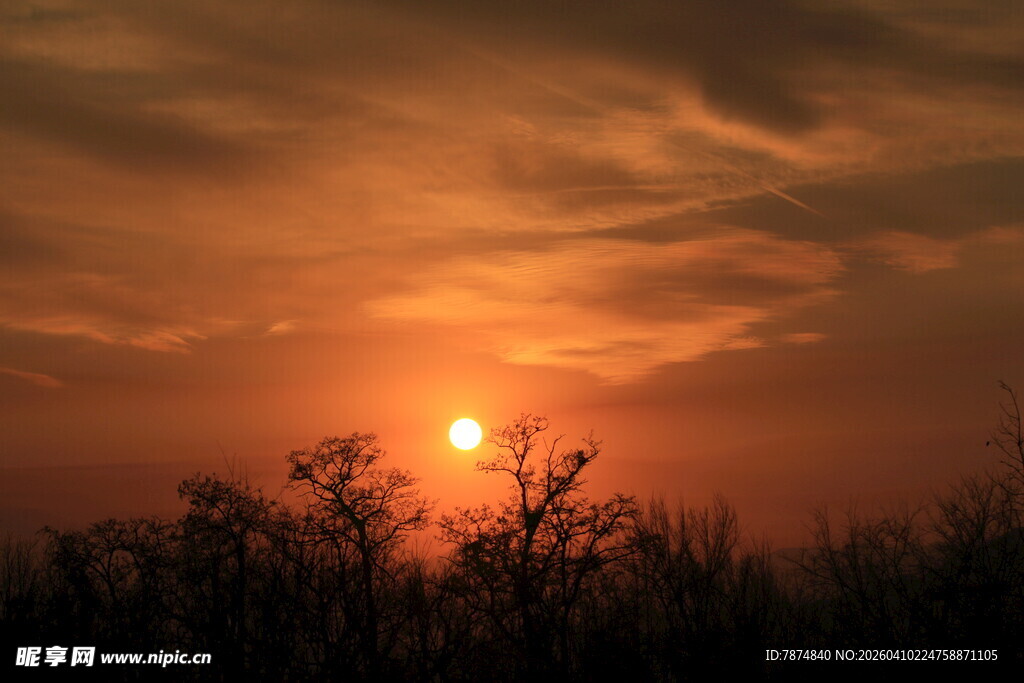 夕阳西下 天边美景如画