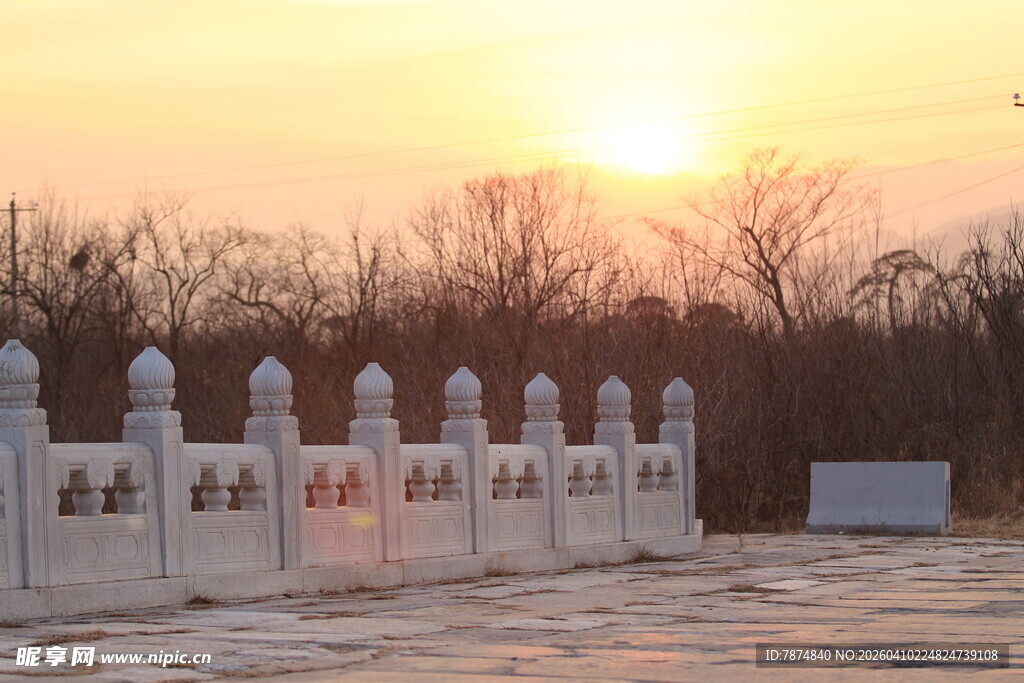 夕阳下的石栏杆景观