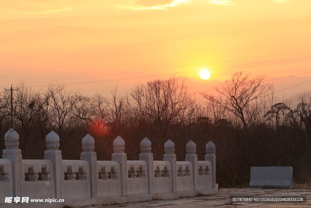 夕阳下的石栏杆景观