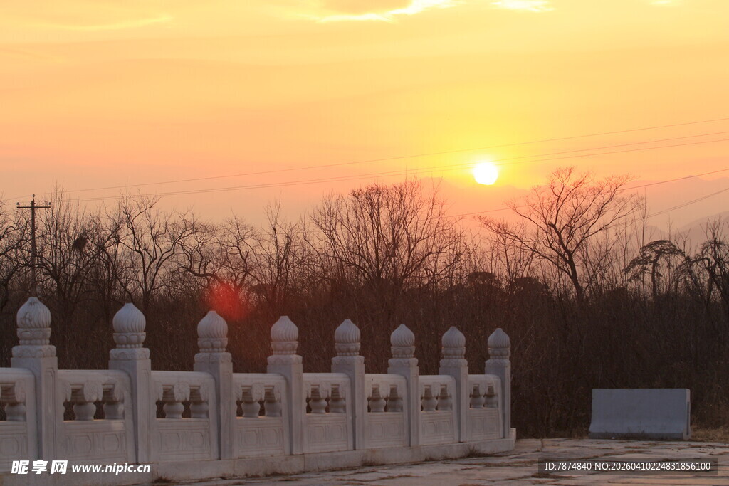 夕阳下的石栏杆美景