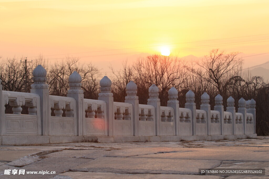 夕阳下的石栏杆景观