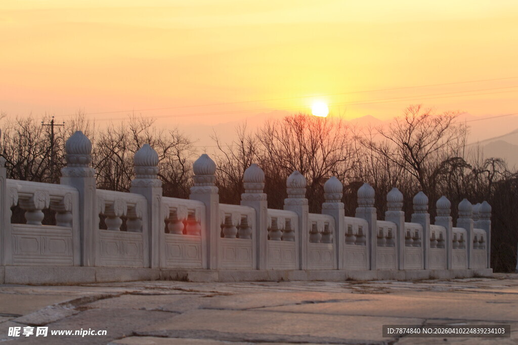 夕阳下的中式围栏景观