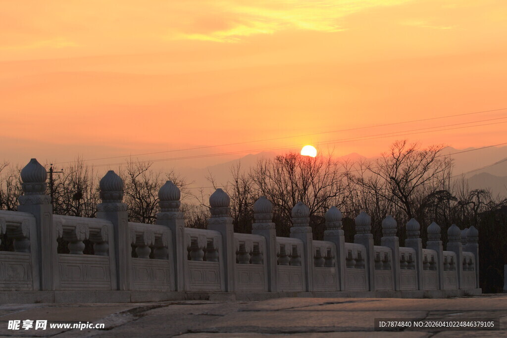 夕阳下的古典建筑景观