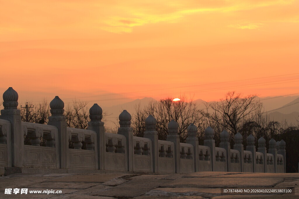 夕阳下的古代建筑景观