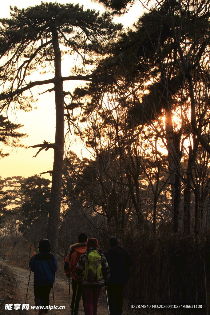 夕阳下的户外徒步队伍