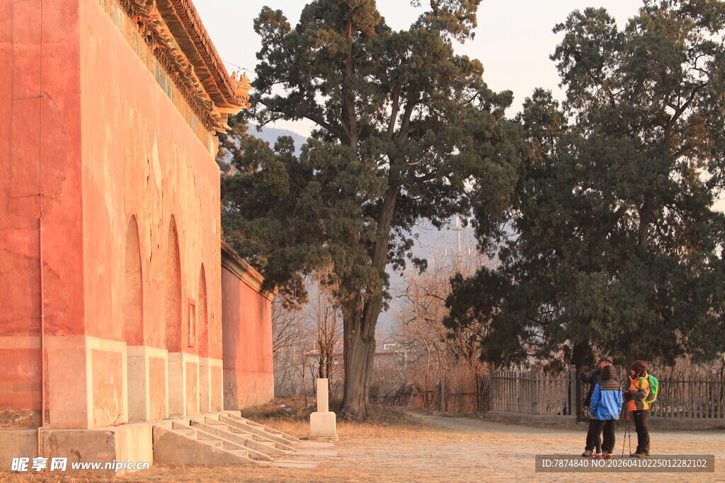 古建红墙下的行人身影