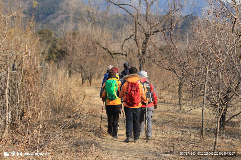 徒步者穿行于山间小道