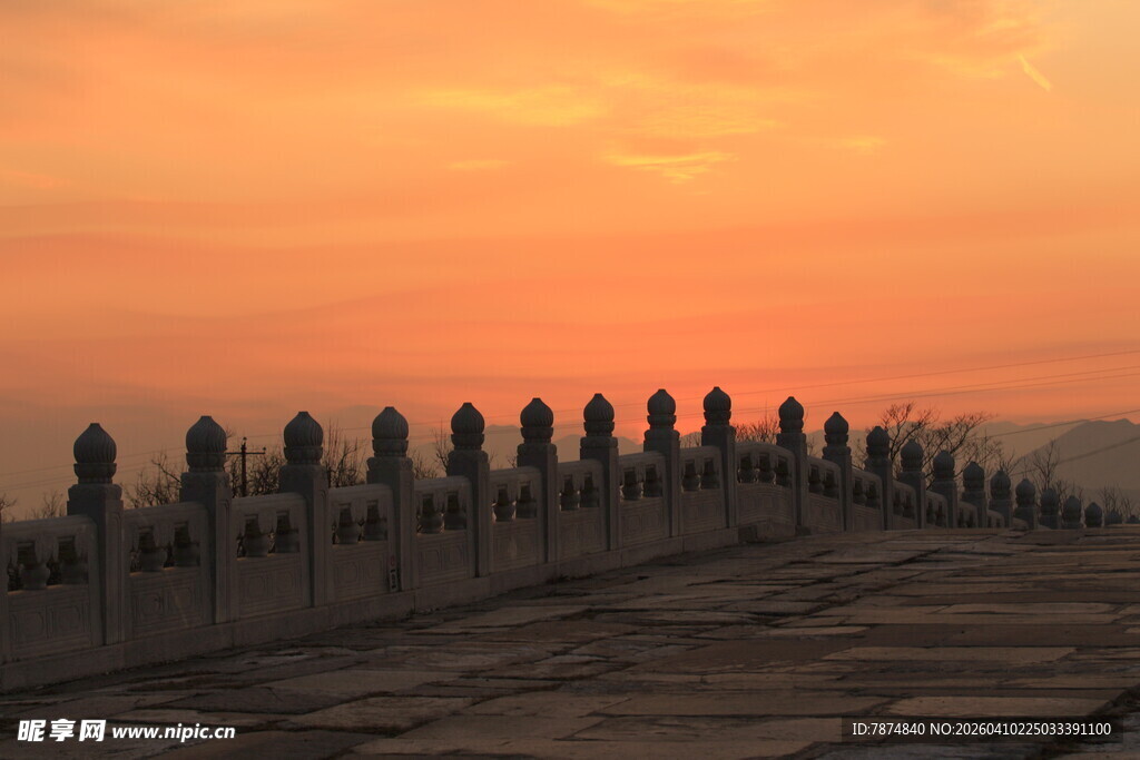 夕阳下的古老石桥