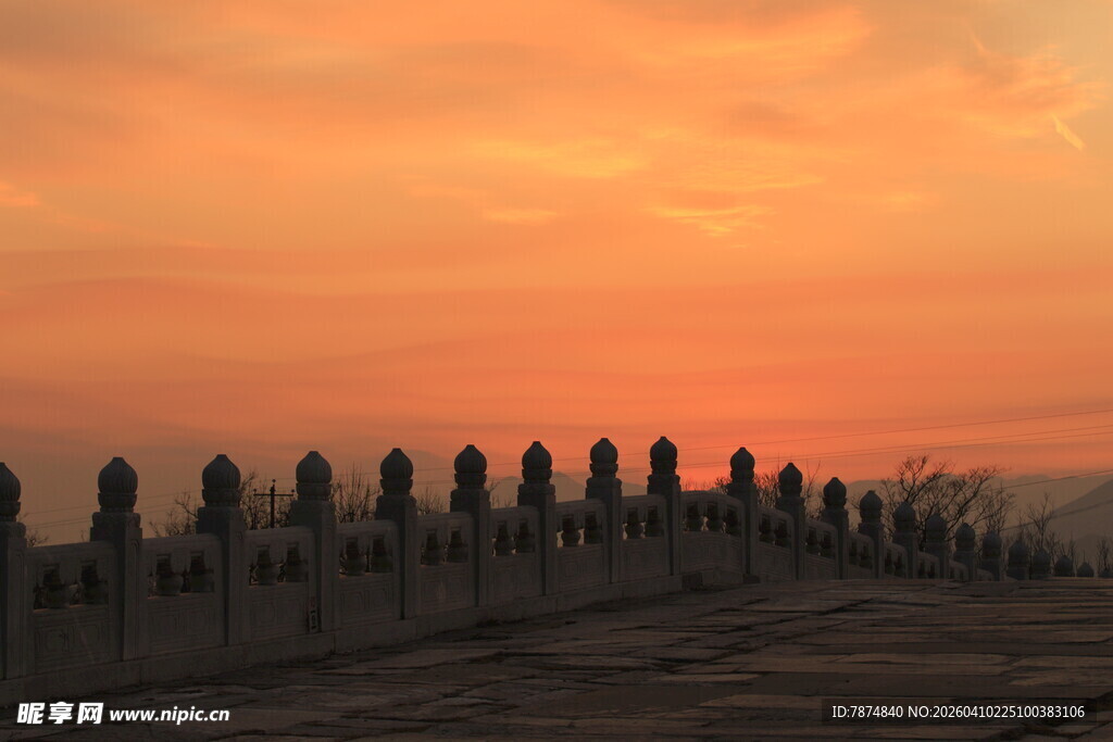 夕阳下的古老石像群