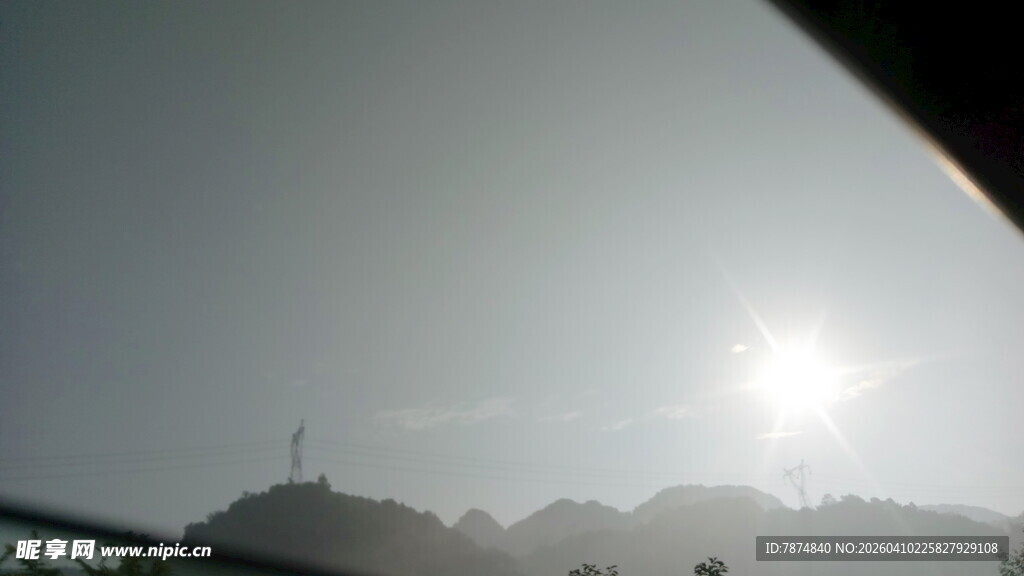 透过车窗看阳光照耀群山